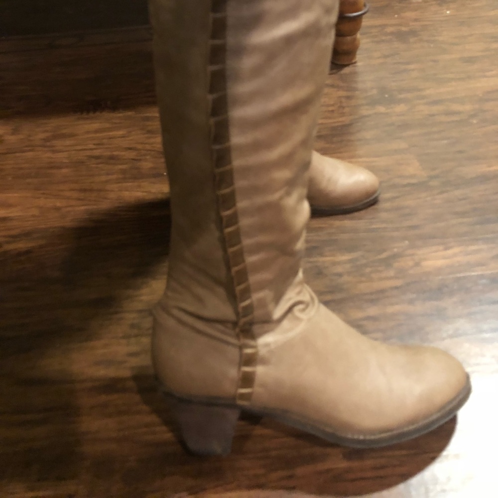 Beautiful boots with ruffled detail & memory foam